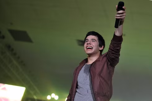 Nhưng David vẫn vô cùng thân thiện, tươi cười, giơ mic để khán giả hát cùng. (Ảnh: VNE) Nhưng David vẫn vô cùng thân thiện, tươi cười, giơ mic để khán giả hát cùng. (Ảnh: VNE)