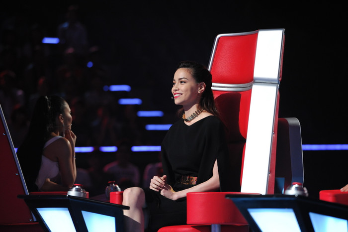 Hà Hồ luôn cười rất tươi, khoe nụ cười rất đẹp, rất sang của mình Hà Hồ luôn cười rất tươi, khoe nụ cười rất đẹp, rất sang của mình