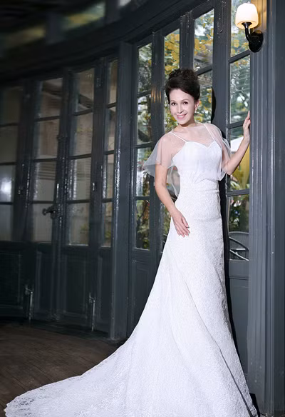 Dù đã bước sang tuổi 50 nhưng 'người đẹp không tuổi' Diễm My vẫn vô cùng quyến rũ trong bộ váy cưới tinh khôi.
