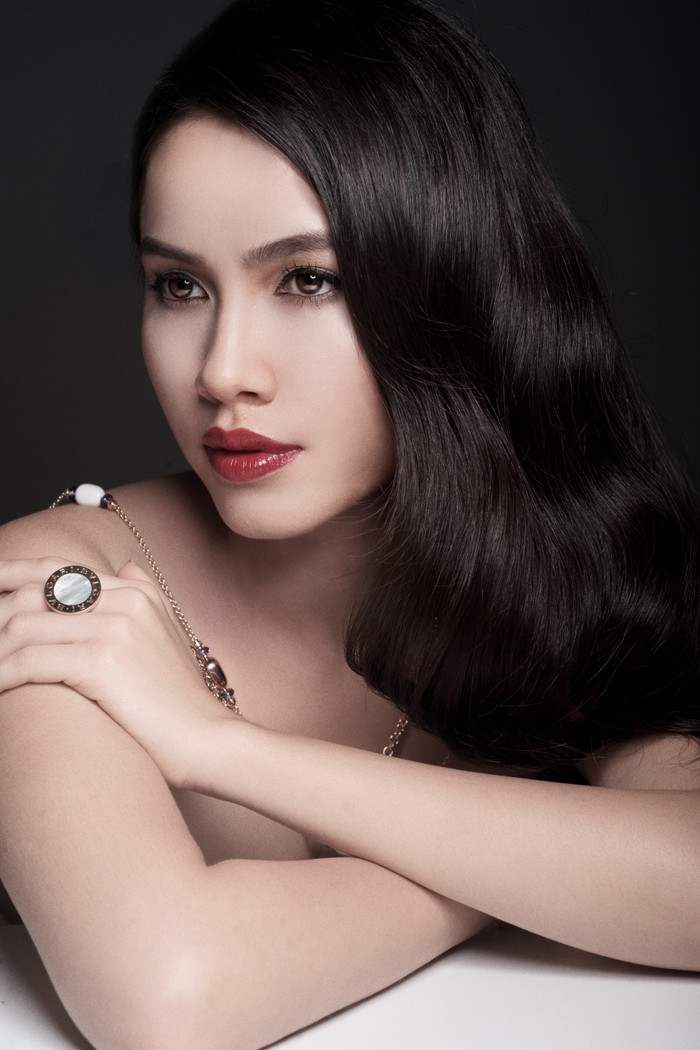 Hoàng My năm nay 24 tuổi, quê ở Đồng Nai. Cô là á hậu cuộc thi Hoa hậu Việt Nam 2010 và cũng từng tham gia Hoa hậu Hoàn vũ 2011. (Theo GDVN) Hoàng My năm nay 24 tuổi, quê ở Đồng Nai. Cô là á hậu cuộc thi Hoa hậu Việt Nam 2010 và cũng từng tham gia Hoa hậu Hoàn vũ 2011. (Theo GDVN)
