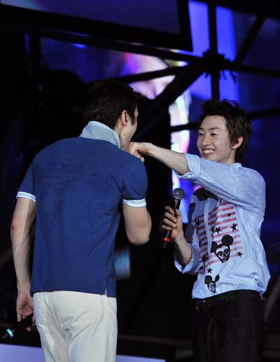 Thậm chí các anh chàng còn hài hước đóng kịch, giả gái trên nền nhạc Poker face của Lady Gaga và Singles Ladies của Beyonce. (Ảnh: Lý Võ Phú Hưng) Thậm chí các anh chàng còn hài hước đóng kịch, giả gái trên nền nhạc Poker face của Lady Gaga và Singles Ladies của Beyonce. (Ảnh: Lý Võ Phú Hưng)