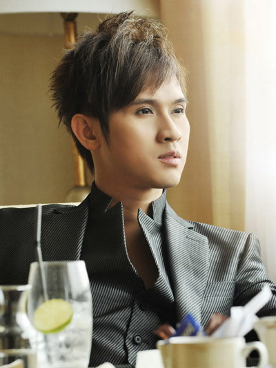 MC Bước nhảy hoàn vũ 2012 - Nguyên Vũ cho biết anh vừa bị kẻ gian đột nhập vào nhà. Lấy đi 2 điện thoại Iphone, 2 Ipad, 1 lap top và một số tiền mặt. Tổng thiệt hại khoảng 60 triệu.