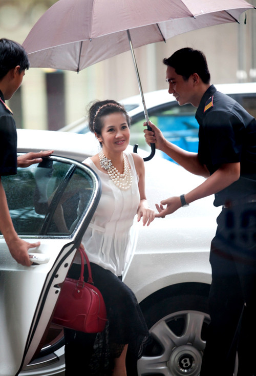 Sau 4 tháng sinh con, Hồng Nhung đã xuất hiện trở lại, tranh thủ đi chăm sóc sắc đẹp và tham gia ghi hình cho một chương trình truyền hình thực tế. Sau 4 tháng sinh con, Hồng Nhung đã xuất hiện trở lại, tranh thủ đi chăm sóc sắc đẹp và tham gia ghi hình cho một chương trình truyền hình thực tế.