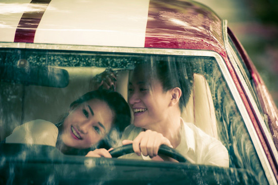 Lương Mạnh Hải và Maya tình tứ trên xe. (Theo Infonet)