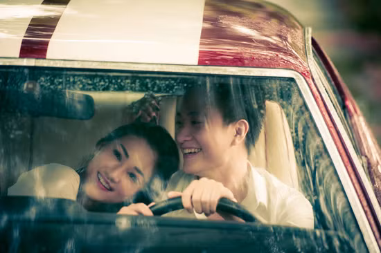 Lương Mạnh Hải và Maya tình tứ trên xe. (Theo Infonet) Lương Mạnh Hải và Maya tình tứ trên xe. (Theo Infonet)