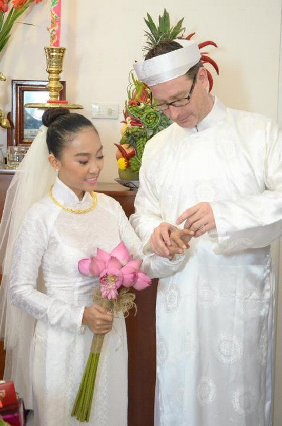 Đoan Trang trong bộ áo dài truyền thống, hạnh phúc khi chồng trao nhẫn cưới. >>Theo sát Đoan Trang trong ngày đón dâu