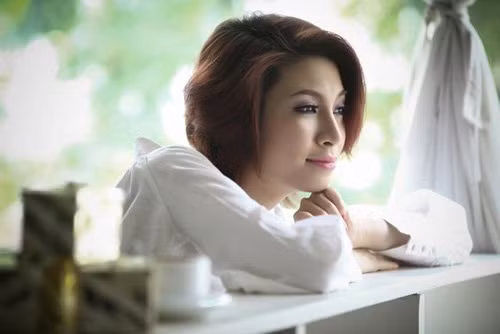 Pha Lê nói về người cũ Công Vinh: "Yêu rồi chia tay, tôi thất tình và thấy anh ấy là người không ai có thể thay thế. Nhưng khi gặp người khác tôi thấy mình vẫn tìm được cảm xúc khác. Tôi không nuối tiếc điều gì. Khi trải qua đau thương, đổ vỡ tôi trân trọng hạnh phúc mình đang có".