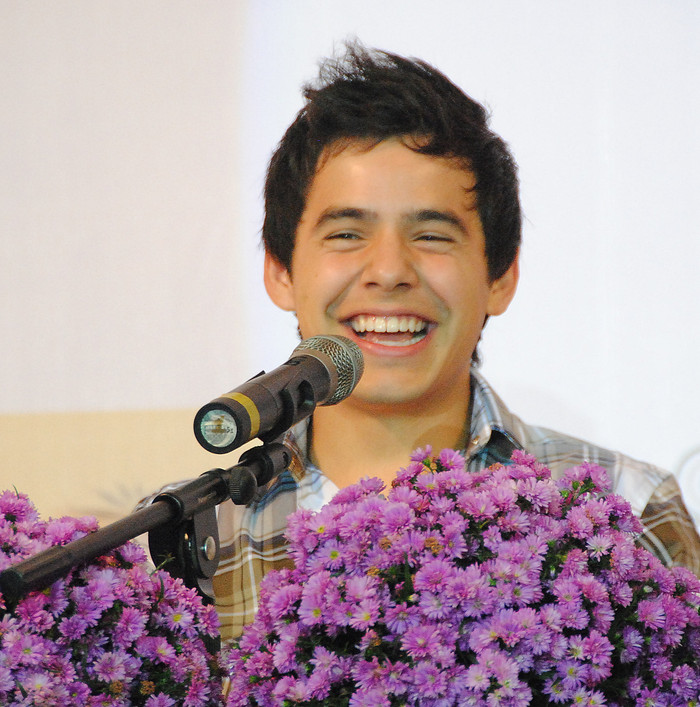 Sau khi rời sân bay, David Archuleta tới ngay sân vận động Quân khu 7 để chuẩn bị cho đêm tổng duyệt. Rồi tiếp tục tham gia buổi họp báo với các phóng viên. Dù liên tục phải di chuyển, lại mệt mỏi sau chuyến bay dài nhưng David 'bé' vẫn rất nhiệt tình, nụ cười luôn nở trên môi.(Ảnh: VNE) Sau khi rời sân bay, David Archuleta tới ngay sân vận động Quân khu 7 để chuẩn bị cho đêm tổng duyệt. Rồi tiếp tục tham gia buổi họp báo với các phóng viên. Dù liên tục phải di chuyển, lại mệt mỏi sau chuyến bay dài nhưng David 'bé' vẫn rất nhiệt tình, nụ cười luôn nở trên môi.(Ảnh: VNE)