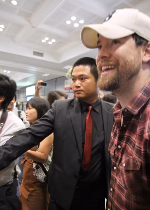 Cuối cùng thì David Cook đã xuất hiện với nụ cười trên môi chào khán giả Việt Nam. Anh tỏ ra khá bất ngờ trước sự hâm mộ, cuồng nhiệt của fan Việt. (Ảnh: VNE)