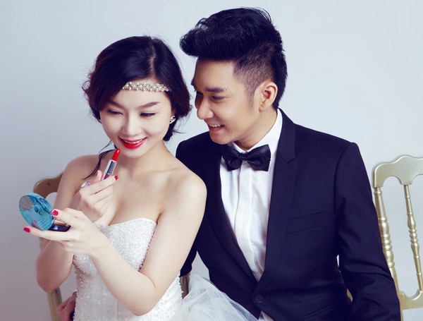 Trước đó, nam ca sĩ gốc Hà thành đã cùng với 'người tình âm nhạc' Hạ Vy của mình cho ra album 'Nơi cuối thiên đường' rất lãng mạn và ngọt ngào.(Theo Ngôi sao) Trước đó, nam ca sĩ gốc Hà thành đã cùng với 'người tình âm nhạc' Hạ Vy của mình cho ra album 'Nơi cuối thiên đường' rất lãng mạn và ngọt ngào.(Theo Ngôi sao)