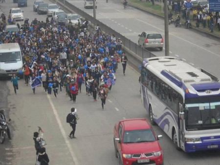 Fan Việt chạy bộ đuổi theo Super Junior. (Ảnh: 24h) Fan Việt chạy bộ đuổi theo Super Junior. (Ảnh: 24h)