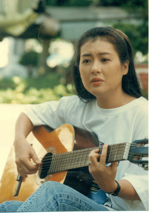 Diễn viên Thanh Thủy thừa nhận: "Hồi đó tôi mê Lê Hoàng lắm. Thú thật tôi say mê những kịch bản, bài báo anh ấy viết. Còn anh thì mới đây thú nhận rằng anh hồi đó yêu tôi, yêu cái chân chất, thật thà. Cảm giác giữa yêu và mê khác nhau, tôi thì mê nghề của anh ấy". Diễn viên Thanh Thủy thừa nhận: "Hồi đó tôi mê Lê Hoàng lắm. Thú thật tôi say mê những kịch bản, bài báo anh ấy viết. Còn anh thì mới đây thú nhận rằng anh hồi đó yêu tôi, yêu cái chân chất, thật thà. Cảm giác giữa yêu và mê khác nhau, tôi thì mê nghề của anh ấy".