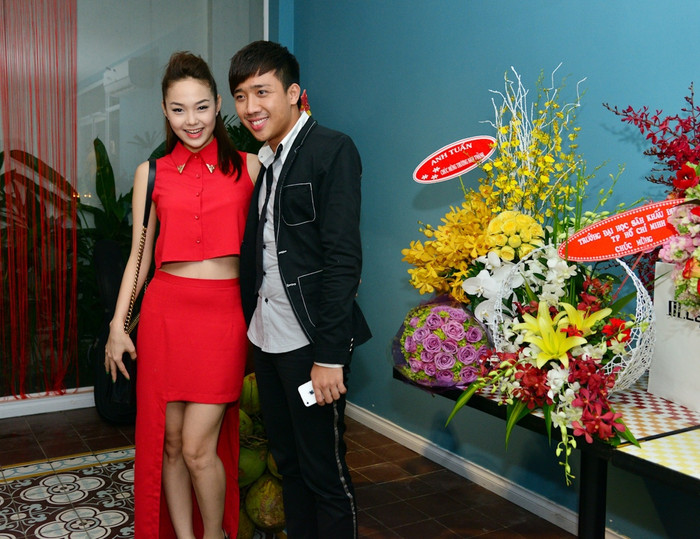 Minh Hằng diện một chiếc đầm mầu đỏ với những đường cắt rất lạ mắt, khoe khéo vòng eo thon của mình. (Theo GDVN) Minh Hằng diện một chiếc đầm mầu đỏ với những đường cắt rất lạ mắt, khoe khéo vòng eo thon của mình. (Theo GDVN)