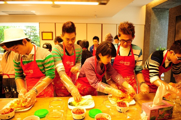 Các anh chàng còn tỏ ra rất khéo léo khi thử tài làm kim chi tại Hàn Quốc. (Theo Ione)