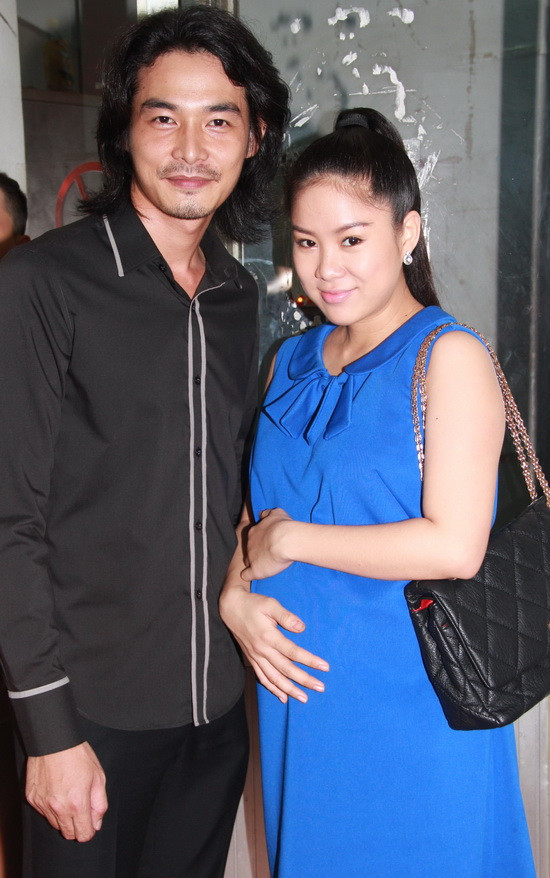 Dù đã bụng bầu ở tháng thứ 8, nhưng Lê Phương vẫn nhiệt tình ngồi suốt 2 tiếng đồng hồ trong cánh gà, để cổ vũ ông xã Quách Ngọc Ngoan tham gia chương trình Điện ảnh hội tụ lần 2 diễn ra tại TP. Hồ Chí Minh. Dù đã bụng bầu ở tháng thứ 8, nhưng Lê Phương vẫn nhiệt tình ngồi suốt 2 tiếng đồng hồ trong cánh gà, để cổ vũ ông xã Quách Ngọc Ngoan tham gia chương trình Điện ảnh hội tụ lần 2 diễn ra tại TP. Hồ Chí Minh.