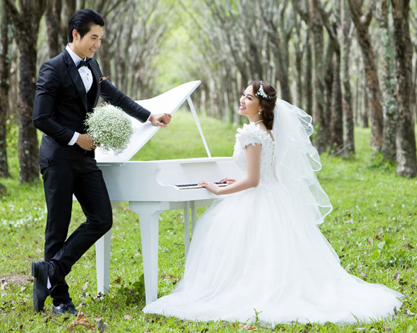 Cặp đôi lãng mạn trong khung cảnh đẹp giữa thiên nhiên (Theo Ngôi sao) Cặp đôi lãng mạn trong khung cảnh đẹp giữa thiên nhiên (Theo Ngôi sao)
