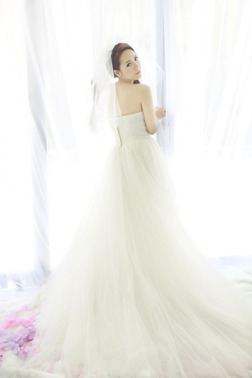 Vào mùa thu năm nay, Phương Linh sẽ ra mắt dự án âm nhạc Tiếng hát từ bụi mận gai. (Theo 24h) Vào mùa thu năm nay, Phương Linh sẽ ra mắt dự án âm nhạc Tiếng hát từ bụi mận gai. (Theo 24h)