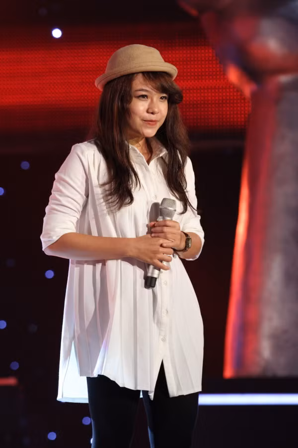 Thái Trinh vốn nổi tiếng trên Youtobe và khiến cộng đồng mạng xôn xao khi vừa đánh đàn ghita, vừa hát lại ca khúc The Show của Lenka. Và gần đây, cô bé 19 tuổi này còn đạt 2 giải thưởng khi tham gia trình diễn tại Bài hát Việt. Thái Trinh vốn nổi tiếng trên Youtobe và khiến cộng đồng mạng xôn xao khi vừa đánh đàn ghita, vừa hát lại ca khúc The Show của Lenka. Và gần đây, cô bé 19 tuổi này còn đạt 2 giải thưởng khi tham gia trình diễn tại Bài hát Việt.