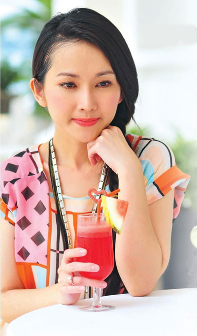 Sau bao sóng gió, Kim Hiền chia sẻ về lí do chia tay chồng cũ: "Phong không phải là người trăng hoa, yêu người này, người kia. Cuộc hôn nhân đổ vỡ nguyên nhân xuất phát từ cả Phong và tôi. Nhiều khi tôi nghĩ mình không khéo vun vén, không đảm đang, không biết từ bỏ công việc để chăm sóc Phong nên anh ấy mới cần một người mới để chăm sóc và lo lắng cho mình.Còn tôi, dù biết điều đó vẫn không làm được, không buông bỏ được công việc. Mỗi người đều có lỗi của mình nên tôi không oán trách gì Phong nữa".