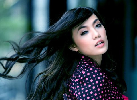 Tina Tình nói về những người đàn ông đi qua cuộc đời mình: "Sự thật rằng lâu nay tôi chỉ chọn và yêu những người đàn ông có chút nữ tính, sự mềm mại trong tính cách. Ngược hẳn với sự cứng rắn, mạnh mẽ của tôi, những người đàn ông yêu thương tôi họ hơi yếu đuối. Thậm chí trong một cuộc chia tay, họ có thể bật khóc".