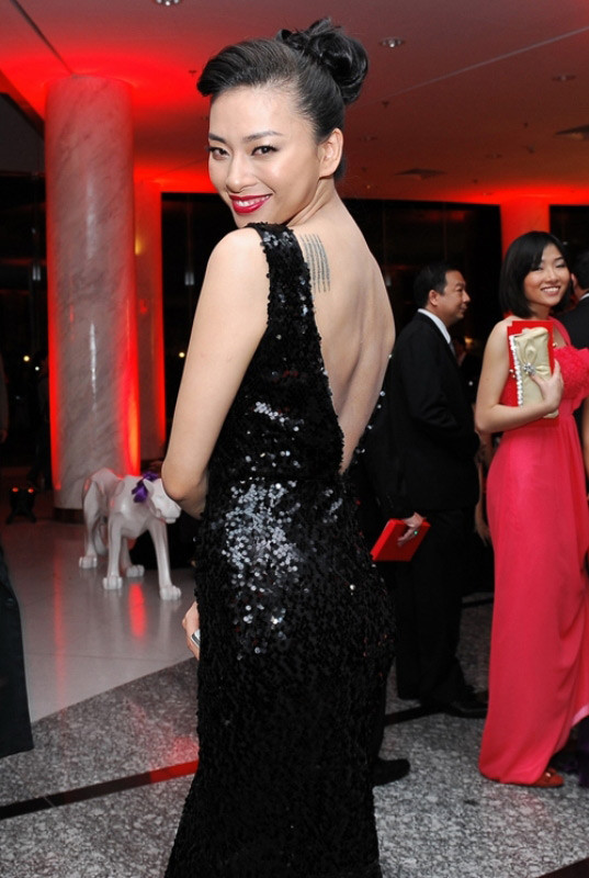 Mới đây đã nữ Ngô Thanh Vân yêu kiều, khéo léo khoa hình xăm mới trên vai trái giống hệt với hình xăm của Angelia Jolie. Mới đây đã nữ Ngô Thanh Vân yêu kiều, khéo léo khoa hình xăm mới trên vai trái giống hệt với hình xăm của Angelia Jolie.