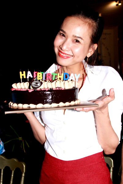 Tôi 29/7, Hoa hậu Phụ nữ Việt Nam 2006 - Dương Mỹ Linh lần đầu tổ chức sinh nhật ấm cúng bên những người bạn thân thiết trong showbiz.