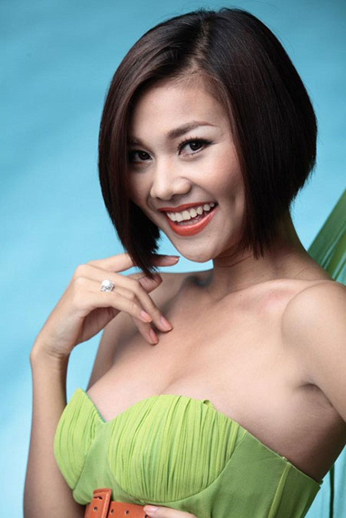 Diễn viên, người mẫu Thanh Hằng chia sẻ về những thay đổi khi có người yêu: "Tôi thấy mình sống tình cảm và chia sẻ nhiều hơn với mọi người. Trước đó, lúc nào tôi cũng sợ tổn thương nên không muốn mở lòng mình". Diễn viên, người mẫu Thanh Hằng chia sẻ về những thay đổi khi có người yêu: "Tôi thấy mình sống tình cảm và chia sẻ nhiều hơn với mọi người. Trước đó, lúc nào tôi cũng sợ tổn thương nên không muốn mở lòng mình".