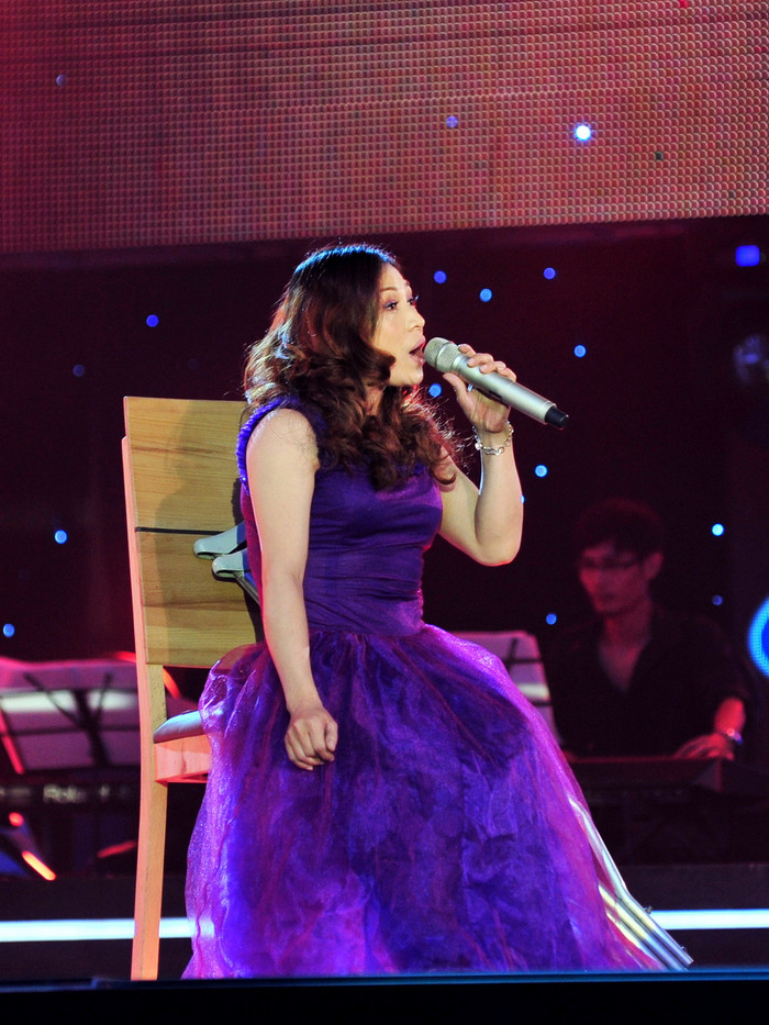 Cô gái này cũng thực sự gây ấn tượng khi chống nạng ra sân khấu. Ngồi trên một chiếc ghế, bên cạnh là đôi nạng, Phương Dung nồng nàn, da diết với 'Nơi thời gian ngừng lại'. Cô gái này cũng thực sự gây ấn tượng khi chống nạng ra sân khấu. Ngồi trên một chiếc ghế, bên cạnh là đôi nạng, Phương Dung nồng nàn, da diết với 'Nơi thời gian ngừng lại'.