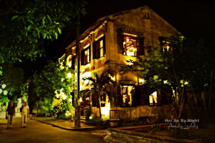 Một căn nhà hấp dẫn, điện sáng trưng với ánh sáng chói lóa, có thể gặp hình ảnh này từ chùa Sông Cầu quẹo tay trái đi vào, đây là một trong những chiếc nhà đẹp và hài hòa. Một căn nhà hấp dẫn, điện sáng trưng với ánh sáng chói lóa, có thể gặp hình ảnh này từ chùa Sông Cầu quẹo tay trái đi vào, đây là một trong những chiếc nhà đẹp và hài hòa.