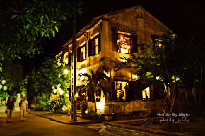 Một căn nhà hấp dẫn, điện sáng trưng với ánh sáng chói lóa, có thể gặp hình ảnh này từ chùa Sông Cầu quẹo tay trái đi vào, đây là một trong những chiếc nhà đẹp và hài hòa.