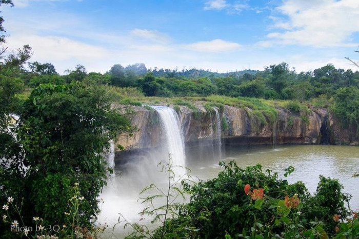 Bao quanh thác nước đẹp là phong cảnh núi non hữu tình, cây xanh hoa nở. Bao quanh thác nước đẹp là phong cảnh núi non hữu tình, cây xanh hoa nở.