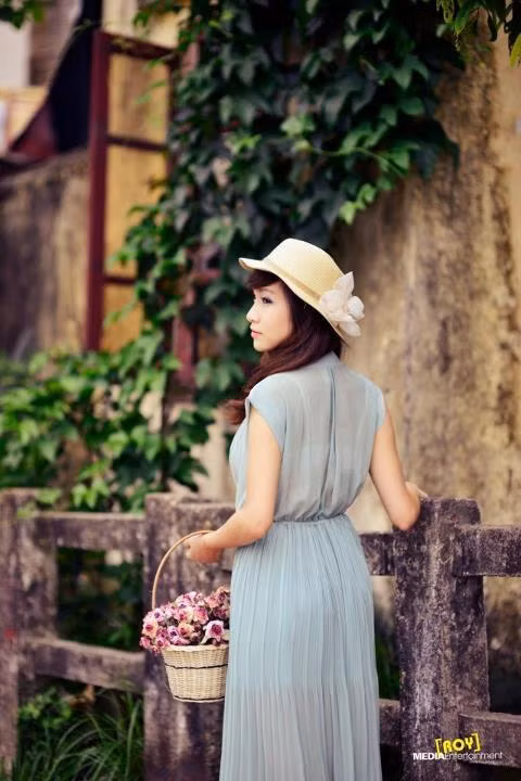 Ở Vân Anh toát lên vẻ đẹp hiện đại, lãng mạn, nhưng khá gần gũi và dịu dàng với những style nữ tính, đó là lợi thế để Vân Anh tự tin tham gia các cuộc thi ảnh., từng đạt giải nhất cuộc thi ảnh do Sweet wedding áo cưới tổ chức. <<NỮ SINH CĐ DU LỊCH HÀ NỘI ĐẸP KHÔNG TỲ VẾT <<VẺ ĐẸP KIÊU SA CỦA HOT GIRL CĐ TRUYỀN HÌNH HÀ NỘI <<Á KHÔI CĐ TRUYỀN HÌNH TRỊNH THU THẢO ĐẸP RẠNG NGỜI ĐÓN TRUNG THU <<NỮ SINH KINH BẮC DỊU DÀNG KHOE SẮC TRONG TÀ ÁO DÀI