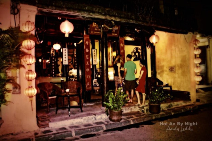 Một nhà hàng theo phong cách cổ, vẫn giữ được nét hoài niệm xưa và không kém phần trang trọng Một nhà hàng theo phong cách cổ, vẫn giữ được nét hoài niệm xưa và không kém phần trang trọng