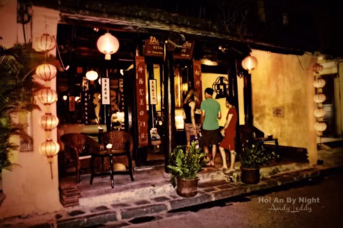 Một nhà hàng theo phong cách cổ, vẫn giữ được nét hoài niệm xưa và không kém phần trang trọng