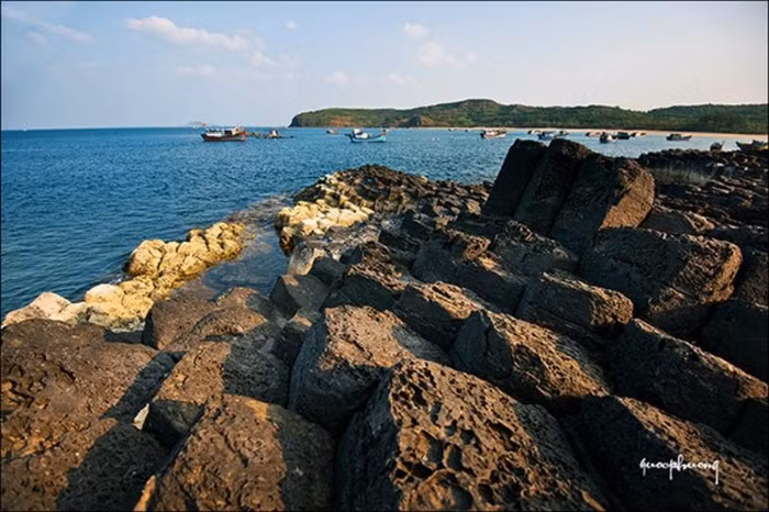 Đoàn thuyền xô sóng, sóng xô đá...