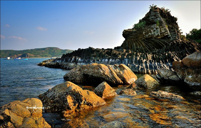 Có rất nhiều cách để đi đến gành Đá Đĩa bằng đường bộ và đường thủy, du khách thường chọn đường thủy để vừa đi vừa có thể ngắm cảnh đẹp của biển, các bãi tắm, các hòn đảo... Có rất nhiều cách để đi đến gành Đá Đĩa bằng đường bộ và đường thủy, du khách thường chọn đường thủy để vừa đi vừa có thể ngắm cảnh đẹp của biển, các bãi tắm, các hòn đảo...