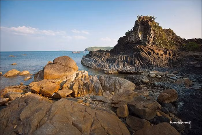 Cấu trúc gành Đá Dĩa độc đáo, kỳ lạ và có chút gì đó bình dị, thân quen.