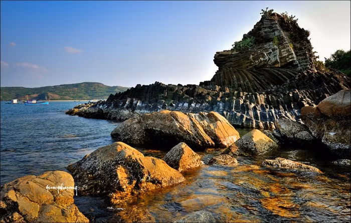 Có rất nhiều cách để đi đến gành Đá Đĩa bằng đường bộ và đường thủy, du khách thường chọn đường thủy để vừa đi vừa có thể ngắm cảnh đẹp của biển, các bãi tắm, các hòn đảo...