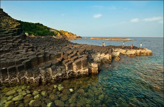 Hình ảnh này trông gành Đá Đĩa như một chồng đĩa đen bóng với những viên đá hình tròn và đa giác xếp chồng, khít vào nhau trông rất lạ Hình ảnh này trông gành Đá Đĩa như một chồng đĩa đen bóng với những viên đá hình tròn và đa giác xếp chồng, khít vào nhau trông rất lạ