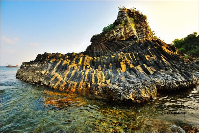 Gành Đá Đĩa Phú Yên độc đáo và hấp dẫn vào bậc nhất Việt Nam. Với chiều rộng khoảng 50 m và trải dài hơn 200 m, đá ở đây được dựng đứng theo từng cột, liền khít nhau. Từ xa đứng nhìn, đá ở đây giáp liền với nhau, hòn nọ gắn với hòn kia đều đặn như một tổ ong khổng lồ. Gành Đá Đĩa Phú Yên độc đáo và hấp dẫn vào bậc nhất Việt Nam. Với chiều rộng khoảng 50 m và trải dài hơn 200 m, đá ở đây được dựng đứng theo từng cột, liền khít nhau. Từ xa đứng nhìn, đá ở đây giáp liền với nhau, hòn nọ gắn với hòn kia đều đặn như một tổ ong khổng lồ.