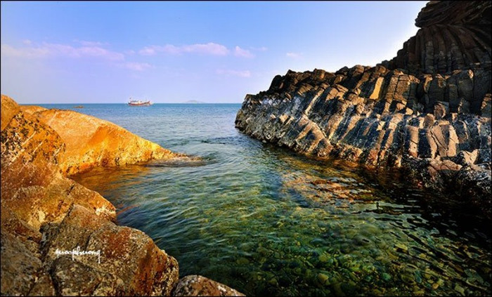 Đi dọc ven biển miền Trung có rất nhiều gành đá, tuy nhiên gành Đá Đĩa ở Phú Yên có một vẻ đẹp tự nhiên, cân xứng và đều tăm tắp đến lạ kỳ. Với cách bài trí: bên cạnh là khu vực Bãi Bàng với những tảng đá màu vàng óng ả, khiến du khách không thể rời mắt. Đi dọc ven biển miền Trung có rất nhiều gành đá, tuy nhiên gành Đá Đĩa ở Phú Yên có một vẻ đẹp tự nhiên, cân xứng và đều tăm tắp đến lạ kỳ. Với cách bài trí: bên cạnh là khu vực Bãi Bàng với những tảng đá màu vàng óng ả, khiến du khách không thể rời mắt.