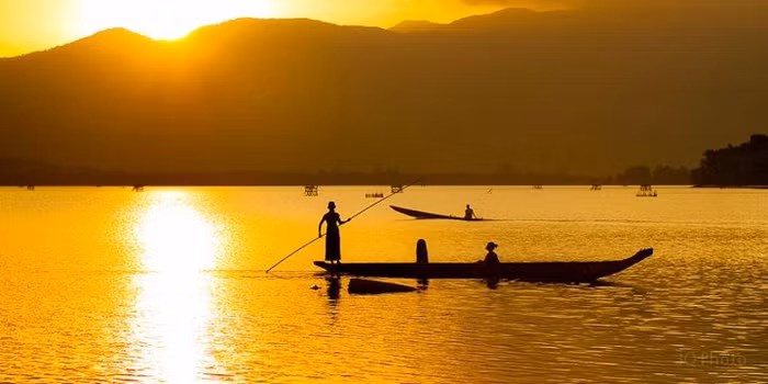 Hồ Lắk ngay cái tên đã nói lên vẻ đẹp huyền bí mà bất cứ ai đến đây cũng muốn được tìm hiểu về huyền thoại từ xa xưa của nó.
