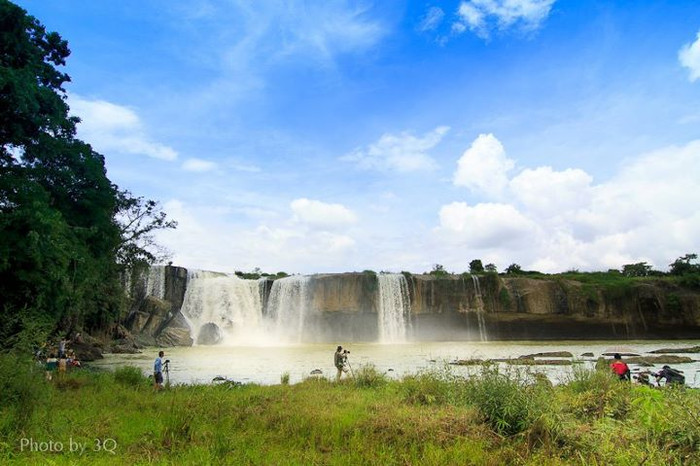 Thác nước Dray Nur, dòng nước trắng xóa từ trên cao đổ xuống giống như những tấm lụa đang được kéo dệt Thác nước Dray Nur, dòng nước trắng xóa từ trên cao đổ xuống giống như những tấm lụa đang được kéo dệt