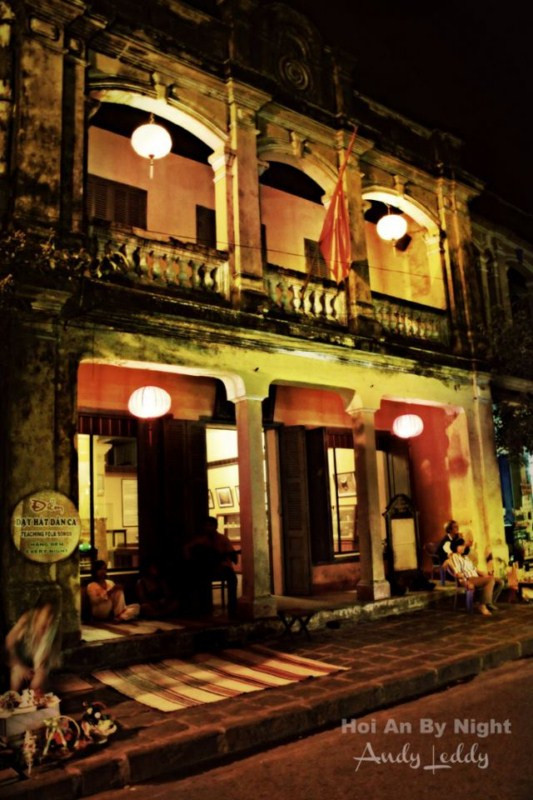 Một đêm Hội An như thường lệ, một vài người ngồi chơi đàn, chiếc chiếu trãi sẳn, căn nhà này thật cân đối theo thuyết hội cục tam cung... Một đêm Hội An như thường lệ, một vài người ngồi chơi đàn, chiếc chiếu trãi sẳn, căn nhà này thật cân đối theo thuyết hội cục tam cung...