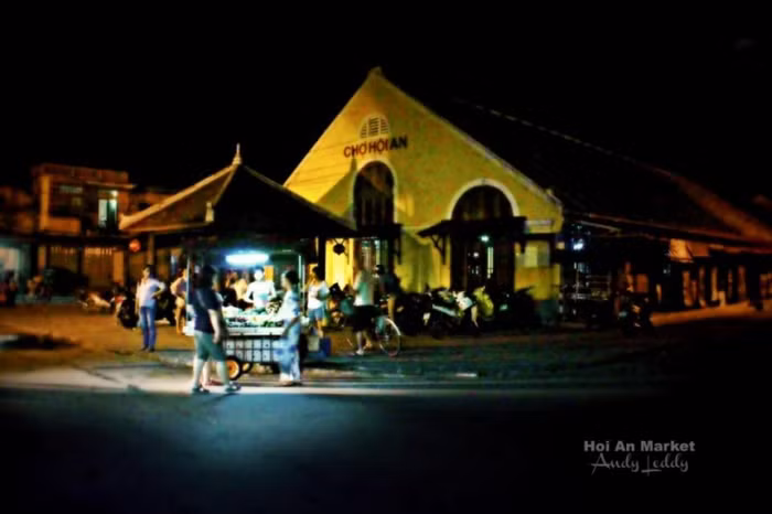 Chợ Hội An về đêm tấp nập mua bán trong ánh sáng mờ mờ ảo ảo