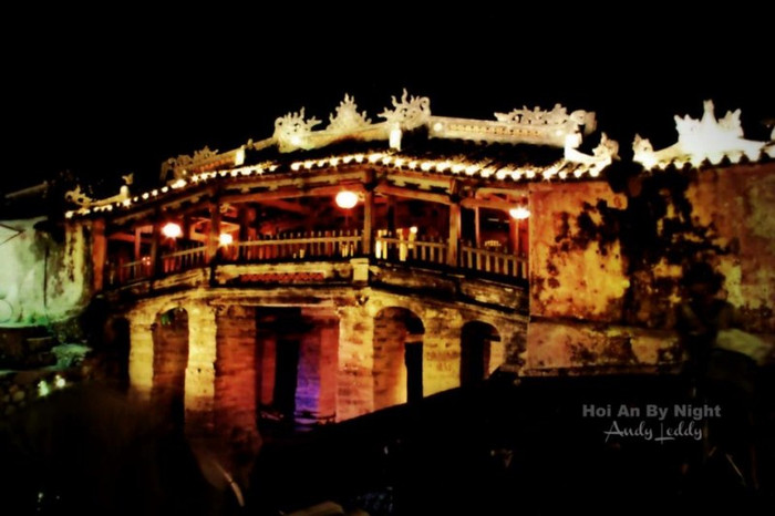 Chùa Cầu Hội An về đêm lung linh với muôn hình màu sắc với biểu tượng con rồng sáng chói. Chùa Cầu Hội An về đêm lung linh với muôn hình màu sắc với biểu tượng con rồng sáng chói.