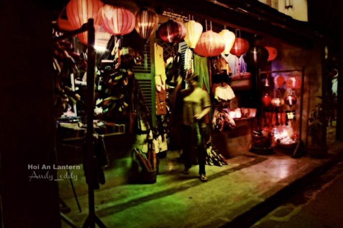 Đến với Hội An không thể không ngắm những chiếc đèn lồng vốn là biểu tượng của đất thánh Hội An. Đến với Hội An không thể không ngắm những chiếc đèn lồng vốn là biểu tượng của đất thánh Hội An.