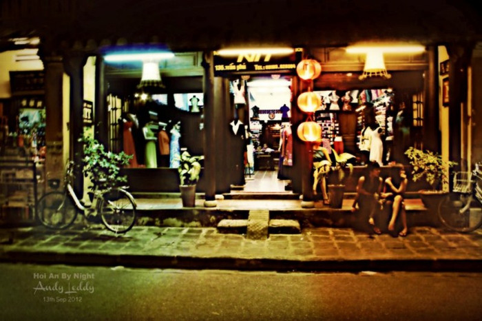 Dường như đến với khu phố cổ Hội An, có thể bắt gặp nhiều nhất là những tiệm thời trang, vải vóc, may mặc...và ban đêm vẫn còn sáng đèn Dường như đến với khu phố cổ Hội An, có thể bắt gặp nhiều nhất là những tiệm thời trang, vải vóc, may mặc...và ban đêm vẫn còn sáng đèn