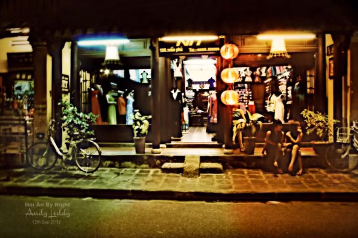 Dường như đến với khu phố cổ Hội An, có thể bắt gặp nhiều nhất là những tiệm thời trang, vải vóc, may mặc...và ban đêm vẫn còn sáng đèn
