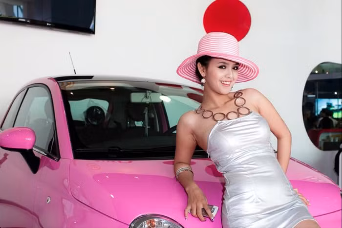 Kiều nữ Việt thả dáng khoe đường cong gợi cảm bên xe sang.